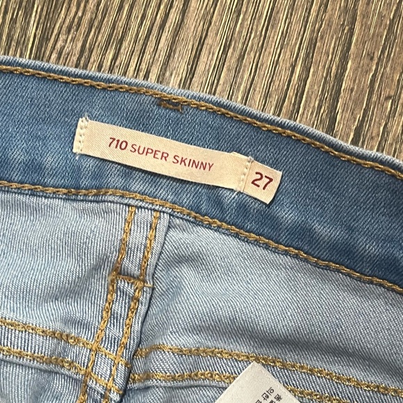 Levi's 710 Super Skinny Jeans Mid Rise Distressed Fray Hem Light Wash Size 27 - Picture 7 of 12